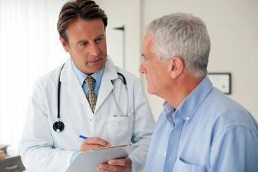 Le médecin prescrit un traitement contre la prostatite.