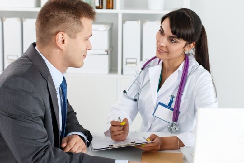 Le médecin prescrit un médicament contre la prostatite en fonction des antécédents médicaux recueillis.